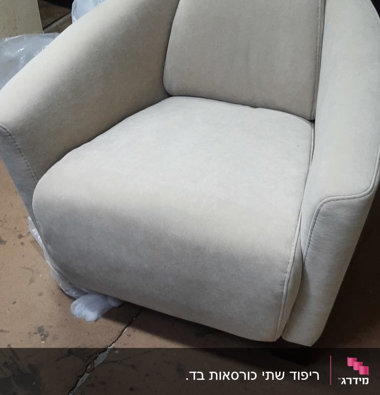 כורסה מרופדת בצבע בז